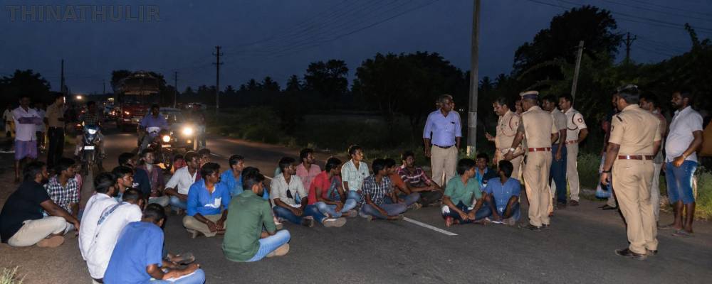 வாழப்பாடி அருகே தொடர் மின்வெட்டு: இளைஞர்கள் சாலை மறியல் போராட்டம்