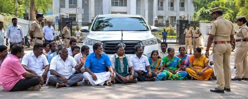 கலெக்டர் கார் முன்பு அமர்ந்து பொதுமக்கள் தர்ணா; விழுப்புரம் அருகே பரபரப்பு