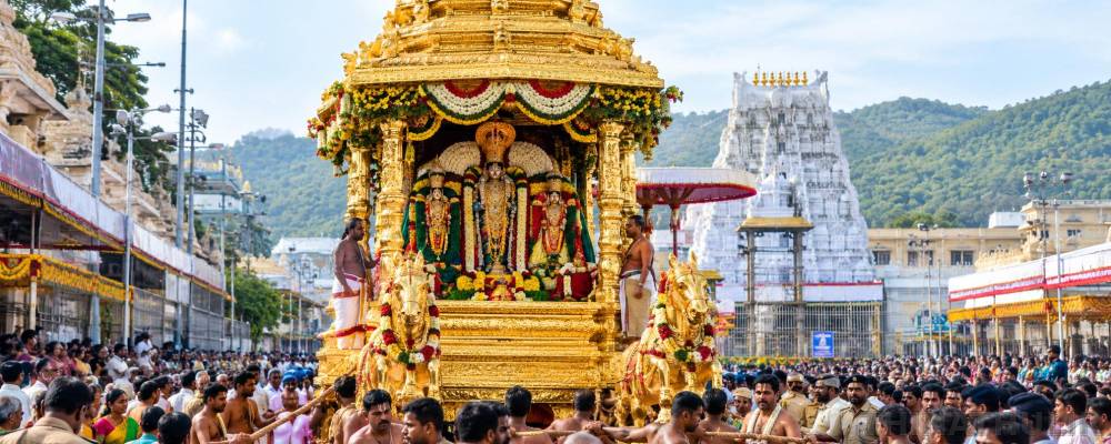 திருப்பதி பிரம்மோற்சவ விழா.. தங்கத் தேரில் வலம் வந்து பக்தர்களுக்கு அருள்பாலித்த மலையப்ப சுவாமி
