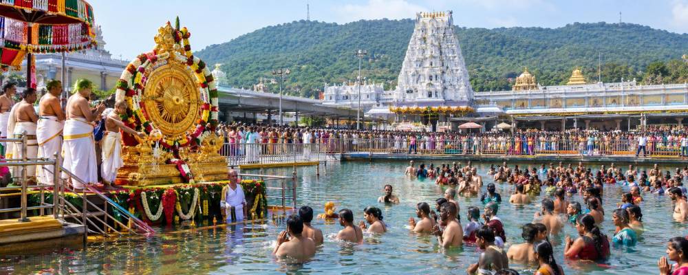 திருப்பதி பிரம்மோற்சவ விழா நிறைவு: விமரிசையாக நடைபெற்ற தீர்த்தவாரி... ஏராளமான பக்தர்கள் புனித நீராடினர்