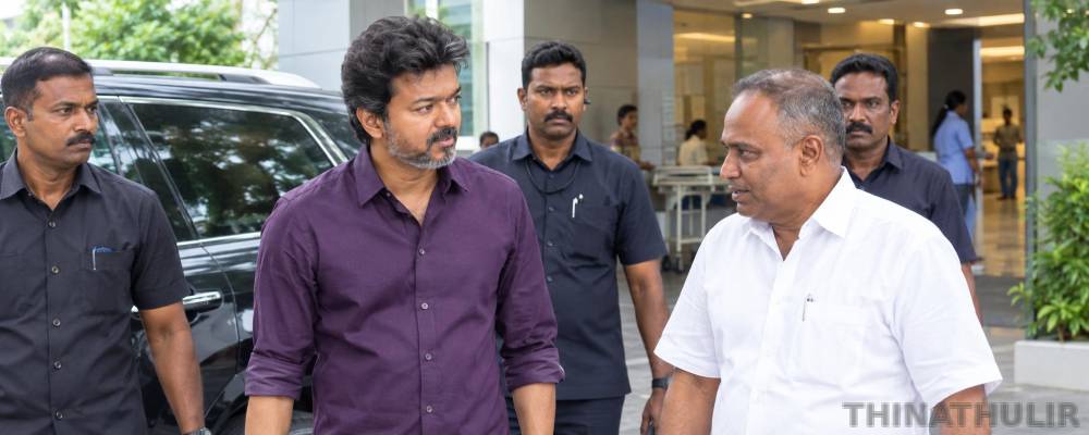 விஎஸ் பாபு உடல் நிலை குறித்து அறிய தனியார் மருத்துவமனைக்கு முதல்-அமைச்சர் விஜய் வருகை