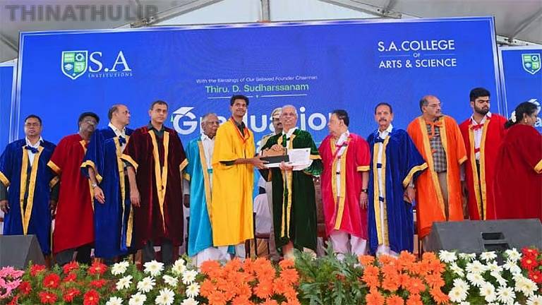 எஸ்.ஏ. கலை மற்றும் அறிவியல் கல்லூரி பட்டமளிப்பு விழா.. மாணவர்களுக்கு பட்டங்களை வழங்கிய ஆளுநர்
