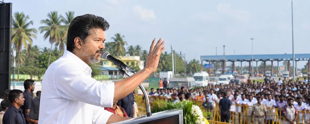 அதிமுக, திமுகவின் கிளைக்கழகமாக மாறிவிட்டது: மதுராந்தகத்தில் முதல்-அமைச்சர் விஜய் பேச்சு