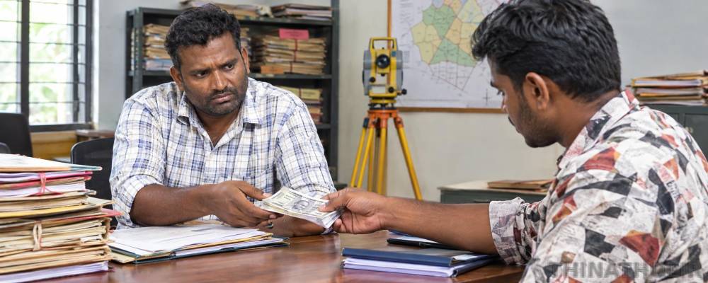 பட்டா மாறுதலுக்கு ரூ.5 ஆயிரம் லஞ்சம்: நில அளவையர் கைது; புரோக்கரும் சிக்கினார்