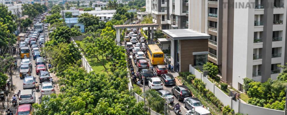சாலைகளை தாண்டி அப்பார்ட்மெண்ட் வளாகத்திற்குள்ளும் டிராபிக் ஜாம்.. எங்கே தெரியுமா?