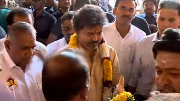 மதுரை மீனாட்சி அம்மன் கோவிலில் முதல்-அமைச்சர் விஜய் சாமி தரிசனம்