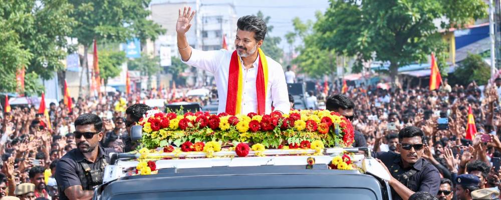 திருப்பூரில் முதல்-அமைச்சர் விஜய் ரோடு ஷோ: வழிநெடுக திரண்ட மக்கள் உற்சாக வரவேற்பு