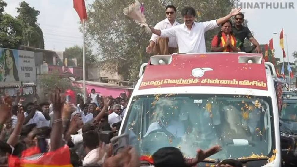 மதுராந்தகம் தொகுதியில் முதல்-அமைச்சர் விஜய் சாலை வலம்; வழிநெடுக மலர் தூவி பொதுமக்கள் உற்சாக வரவேற்பு