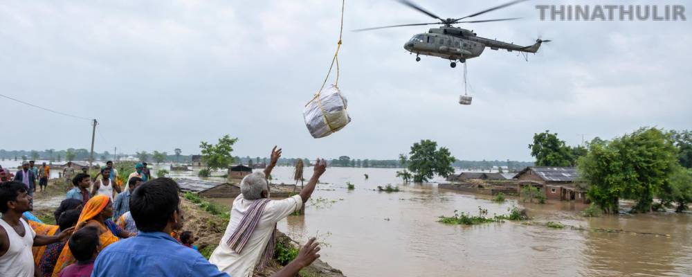 வெள்ள பாதிப்பில் மற்றொரு சோகம்; ஹெலிகாப்டரில் இருந்து வீசப்பட்ட நிவாரண பொருள் தாக்கி முதியவர் பலி