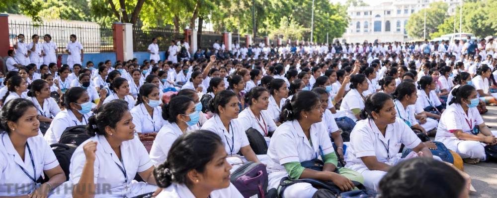 பணி நிரந்தரம் கோரி சென்னையில் 2 ஆயிரத்துக்கும் மேற்பட்ட நர்சுகள் உண்ணாவிரதப் போராட்டம்