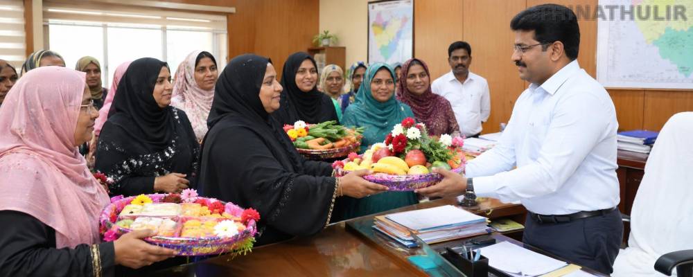 நிலப்பிரச்சினைக்கு தீர்வு: கலெக்டருக்கு சீர்வரிசை கொடுத்து நன்றி தெரிவித்த முஸ்லிம் பெண்கள்