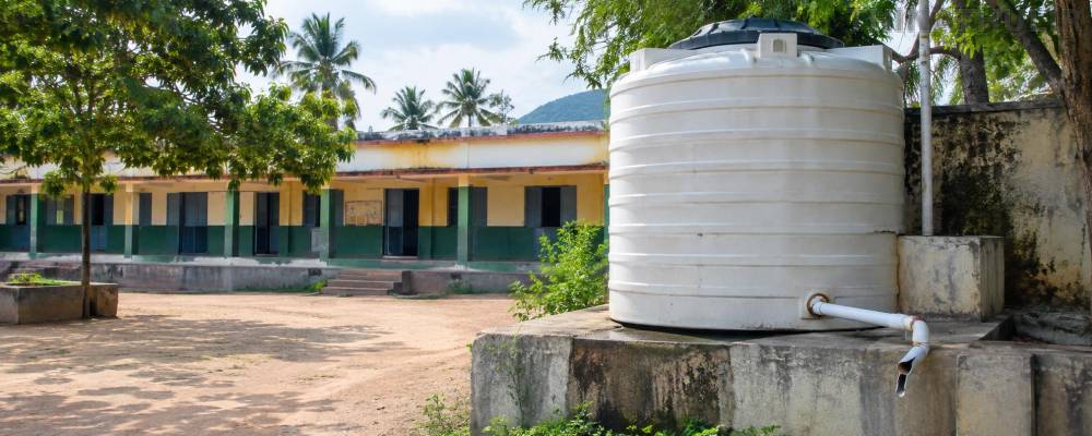 அரசு பள்ளி குடிநீர் தொட்டியில் மனிதக்கழிவு: அடையாளம் தெரியாத நபர் மீது வழக்கு