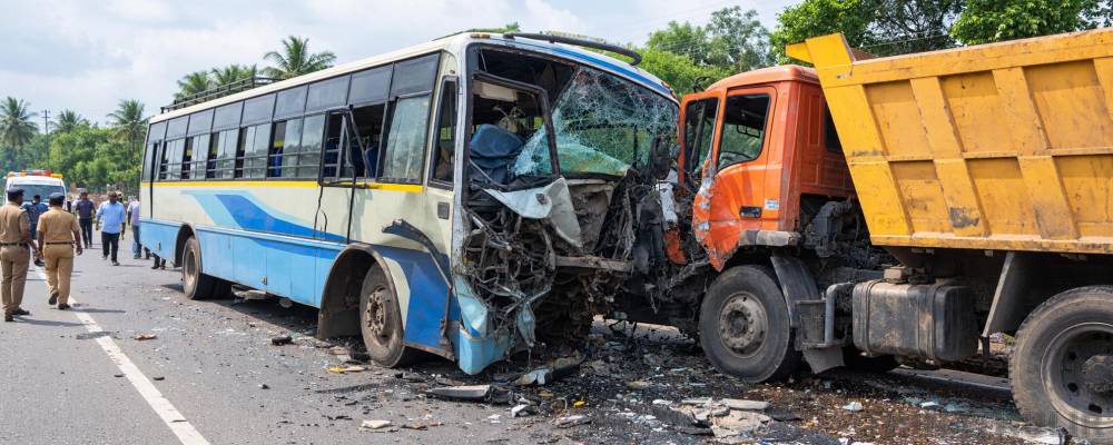 அரசு பேருந்து - மண் லாரி நேருக்கு நேர் மோதல்