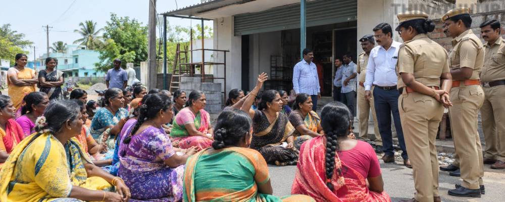 தூத்துக்குடியில் புதிய டாஸ்மாக் கடைக்கு எதிராக பெண்கள் முற்றுகை போராட்டம்