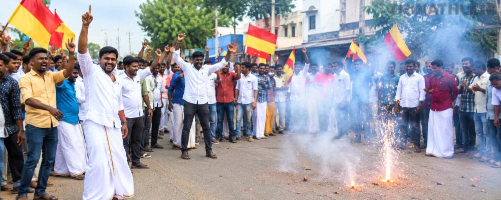 மதுராந்தகம், தாராபுரத்தில் த.வெ.க. முன்னிலை: பட்டாசு வெடித்து தொண்டர்கள் கொண்டாட்டம்