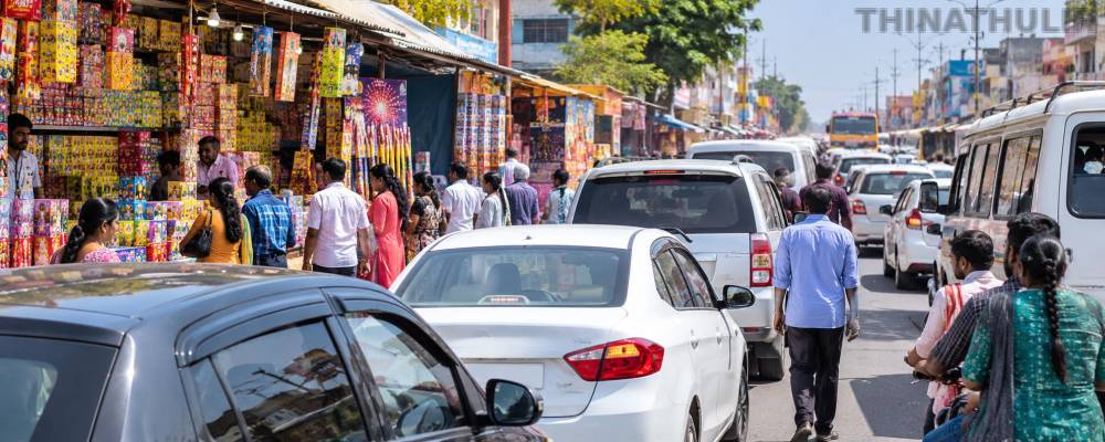 சிவகாசியில் சூடுபிடித்த பட்டாசு விற்பனை: வெளியூர் வாகனங்களால் கடும் போக்குவரத்து நெரிசல்!