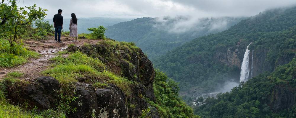 வேறு ஒருவருடன் நிச்சயதார்த்தம்... காதலியை மலையிலிருந்து தள்ளிக் கொன்ற காதலன்