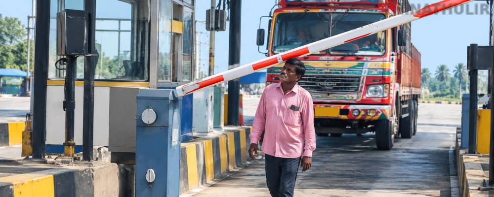 கடலூர்: சுங்கச்சாவடியைக் கடக்க முயன்றவர் தலையில் விழுந்த தடுப்புக் கம்பி – வைரலாகும் சிசிடிவி காட்சி