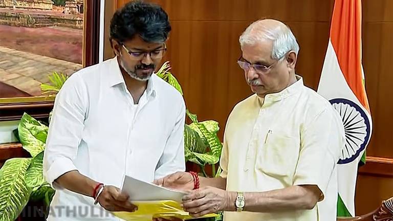 இன்று கவர்னர் ஆர்.வி.அர்லேகரை நேரில் சந்திக்கிறார் முதல்வர் விஜய்