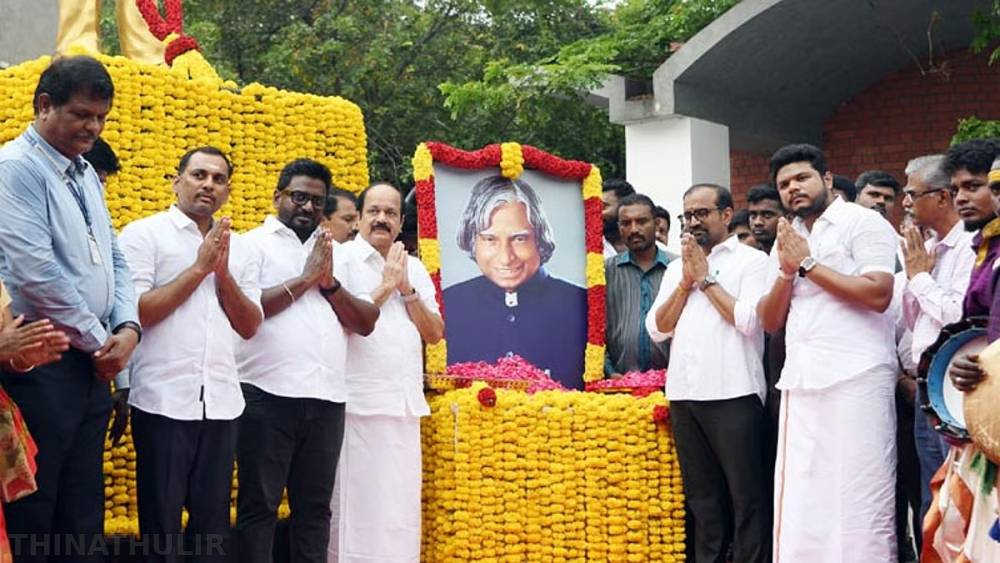 அப்துல் கலாம் சிலைக்கு சட்டப்பேரவைத் தலைவர், அமைச்சர்கள் மரியாதை