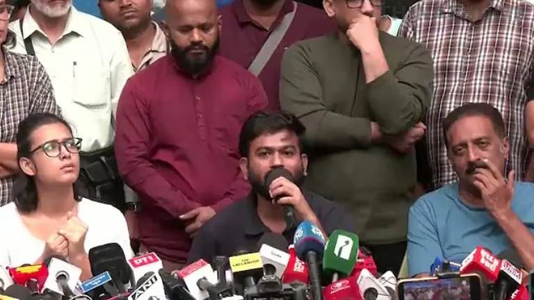 ஞானேஷ்குமாருக்காக சொந்த நாட்டு மக்களுடனே மோடி போர் புரிகிறார்: அபிஜீத் தீப்கே விமர்சனம்