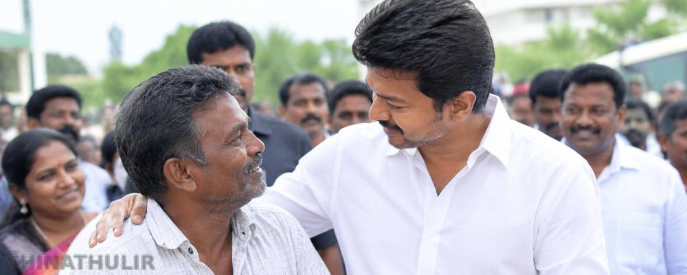 30 ஆண்டுகால ரசிகரை அடையாளம் கண்டு தோளில் கைபோட்டு நலம் விசாரித்த முதல்வர் விஜய்