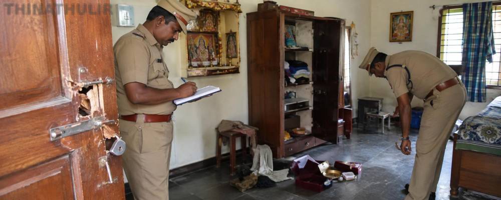 கோவில் பூசாரி வீட்டில் பட்டப்பகலில் கொள்ளை: ரூ.2 லட்சம், 2 சவரன் நகைகள் திருட்டு!
