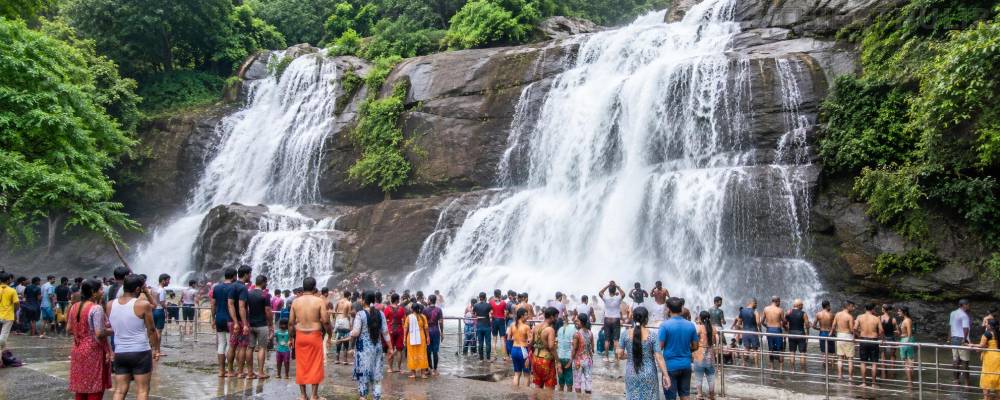 தொடர் விடுமுறை எதிரொலி: குற்றாலத்தில் குவியும் சுற்றுலாப் பயணிகள்