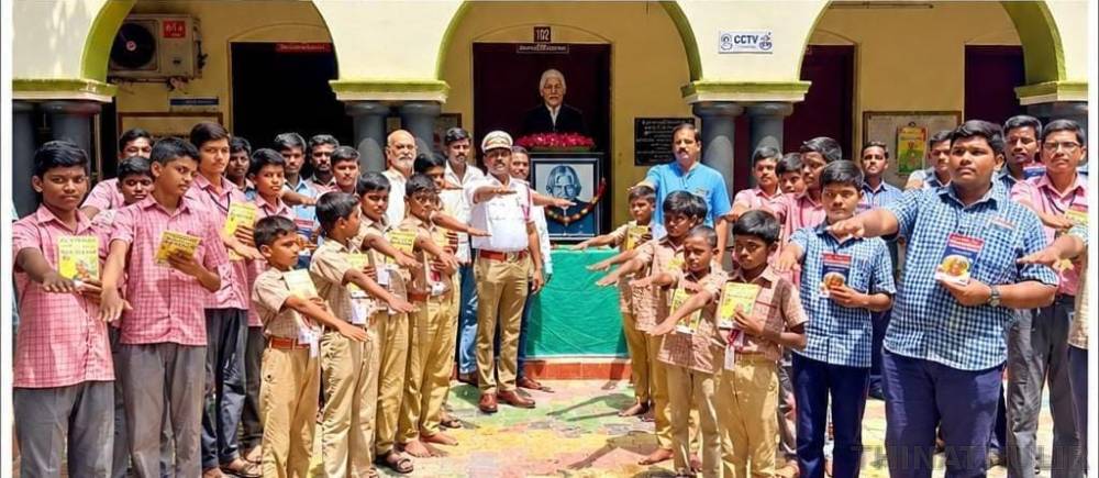 அப்துல் கலாம் பிறந்தநாள்: மதுரை பள்ளி மாணவர்களுக்கு புத்தகங்கள் வழங்கி ஊக்கமளிப்பு