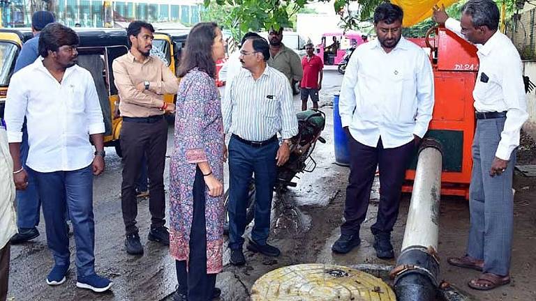 பருவமழை முன்னெச்சரிக்கை பணிகள்: கட்டுப்பாட்டு மையம், ராயபுரத்தில் அமைச்சர் ராஜ்மோகன் ஆய்வு