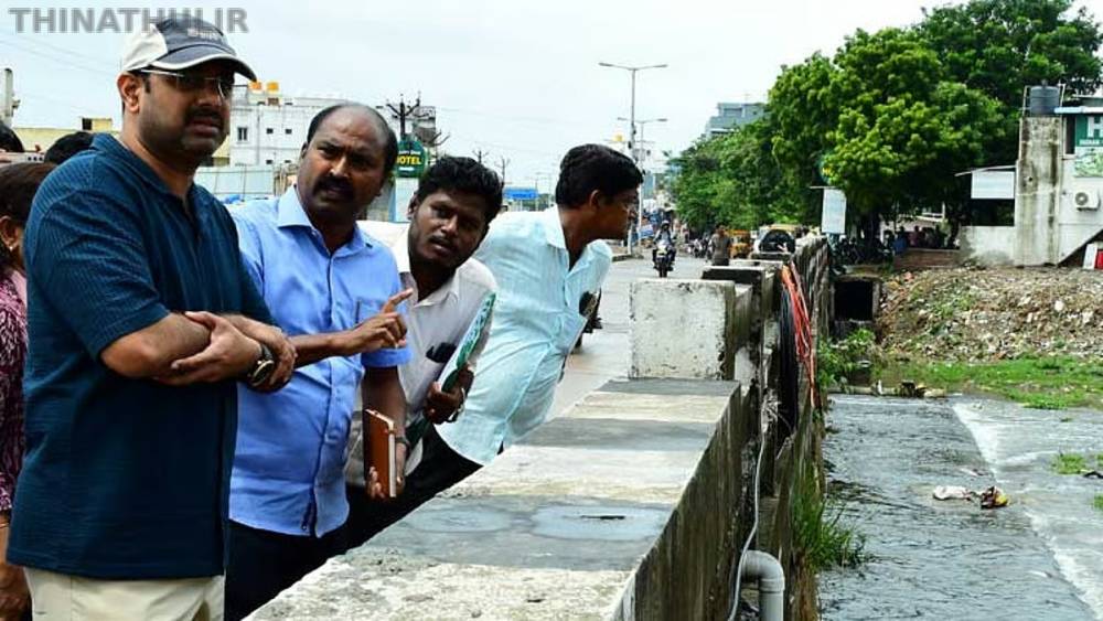 மாதவரம், விருகம்பாக்கம் கால்வாய்களில் மழைக்கால முன்னெச்சரிக்கை பணிகள்: மாநகராட்சி ஆணையர் சமீரன் ஆய்வு