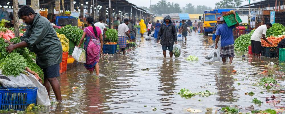 கோயம்பேடு சந்தையில் தேங்கிய மழைநீர்: வியாபாரிகள், பொதுமக்கள் கடும் அவதி