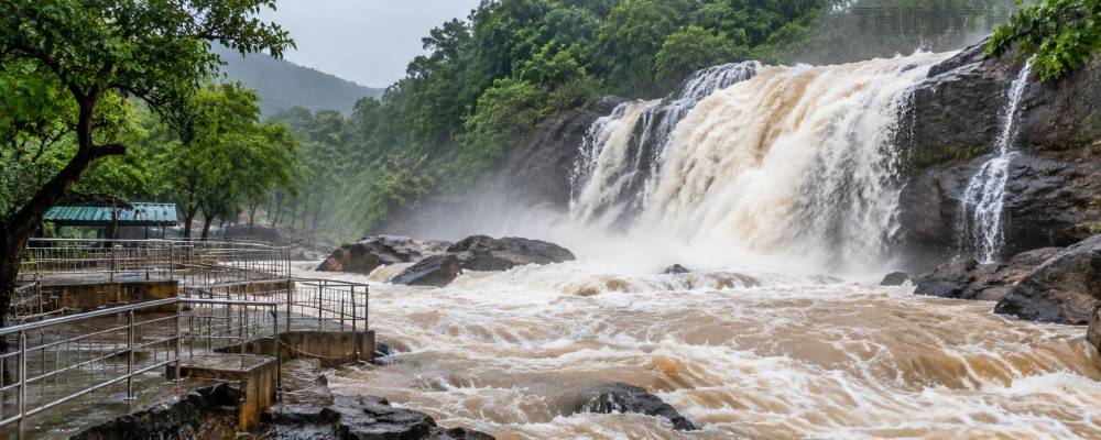 சுருளி அருவியில் வெள்ளப்பெருக்கு: 3-ஆவது நாளாக சுற்றுலாப் பயணிகள் குளிக்கத் தடை