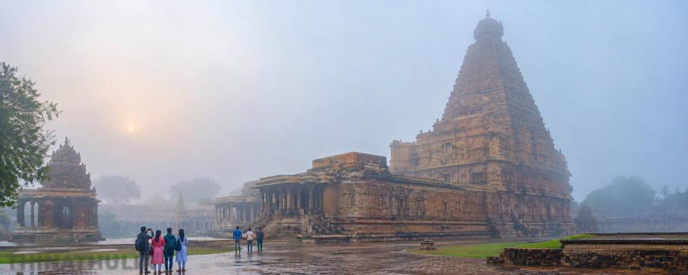 பனிமூட்டத்தில் மாயாஜாலக் காட்சியளித்த தஞ்சை பெரிய கோவில்; வியந்து ரசித்த சுற்றுலாப் பயணிகள்