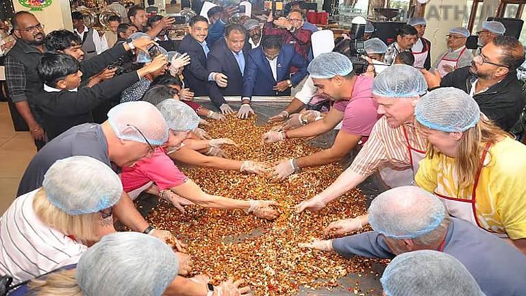 ஊட்டியில் 400 கிலோ எடையில் பிரமாண்ட கிறிஸ்துமஸ் கேக் தயாரிப்பு: கலவை பணி தொடக்கம்