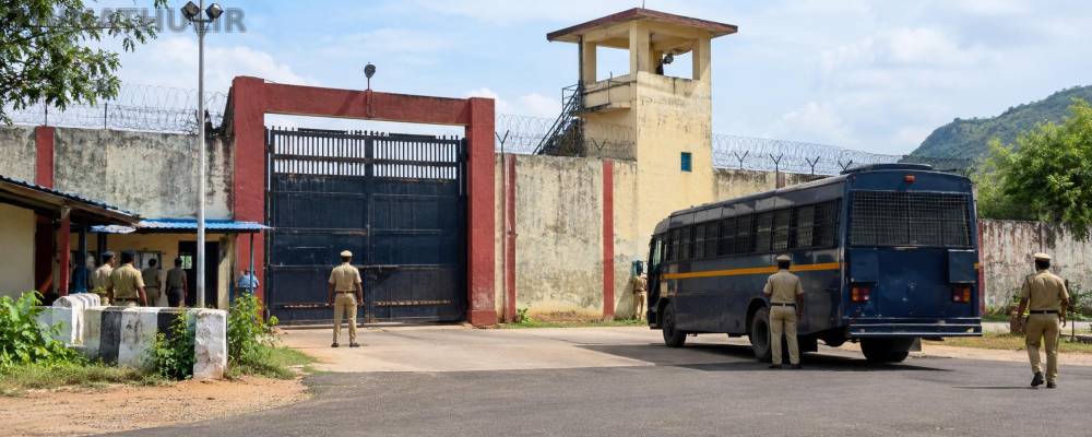 தேனி சிறையில் இருந்து தப்பிய 17 கைதிகள் வெவ்வேறு சிறைகளுக்கு மாற்றம்