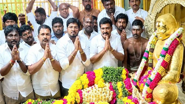 பசும்பொன்னில் தேவர் நினைவிடத்தில் அரசு சார்பில் அமைச்சர்கள் மரியாதை
