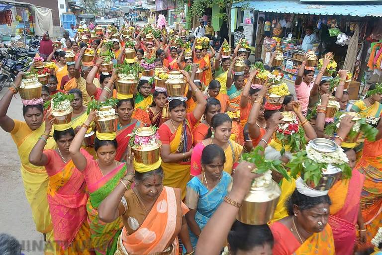 200-க்கும் மேற்பட்ட பெண்கள் பால்குடம் ஊர்வலம்: ஓட்டப்பிடாரம் அருகே தேவர் சிலைக்கு பாலாபிஷேகம்