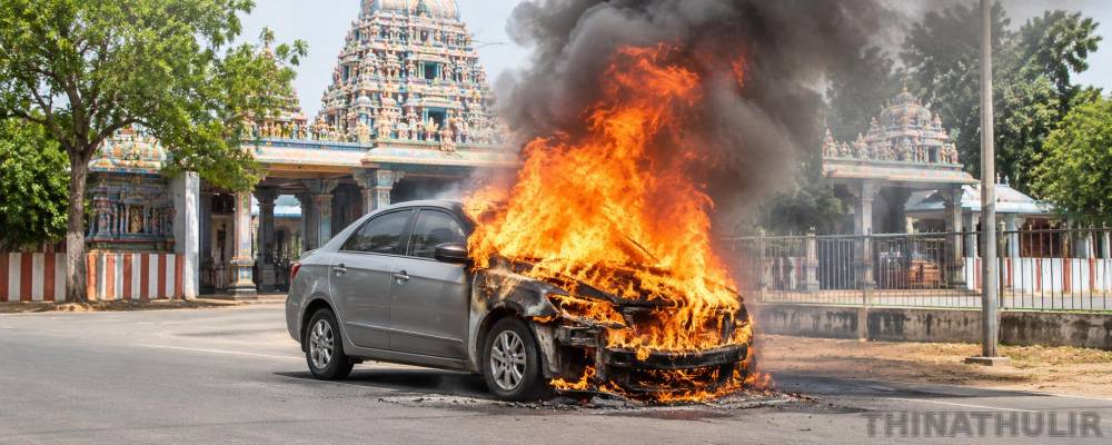 மதுரை: சாமி தரிசனம் செய்ய வந்தபோது திடீரென தீப்பற்றி எரிந்த கார் – 4 பேர் அதிர்ஷ்டவசமாக உயிர் தப்பினர்