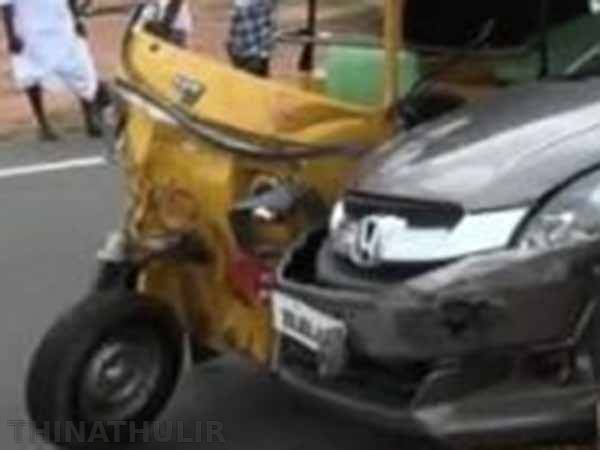 திருவண்ணாமலை: கார் - ஆட்டோ நேருக்கு நேர் மோதல்; அமெரிக்க சுற்றுலா பயணிகள் இருவர் படுகாயம்